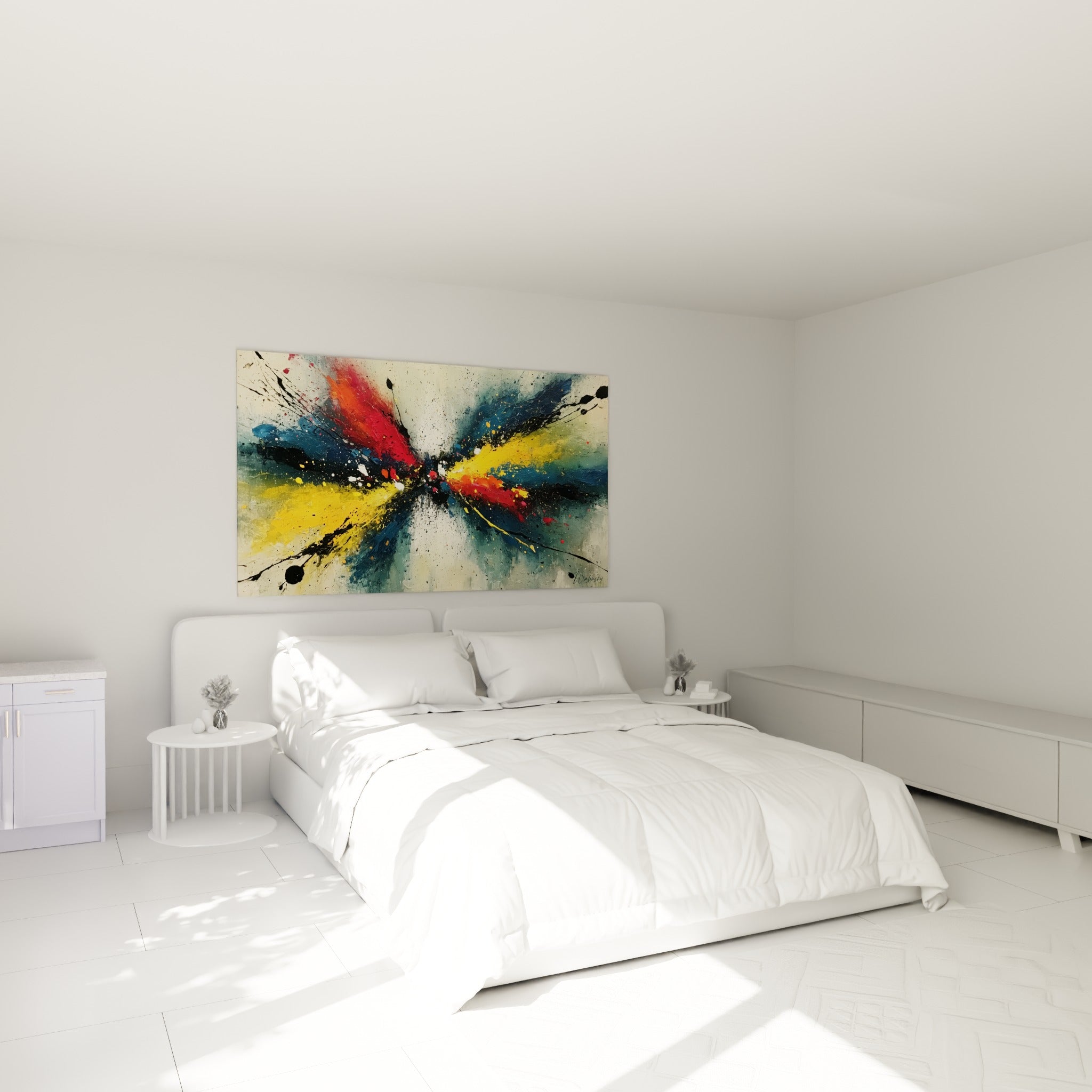 Convergence de jaune vif et de bleu marine, touches rouges éclaboussées, au-dessus d'un lit dans une chambre claire