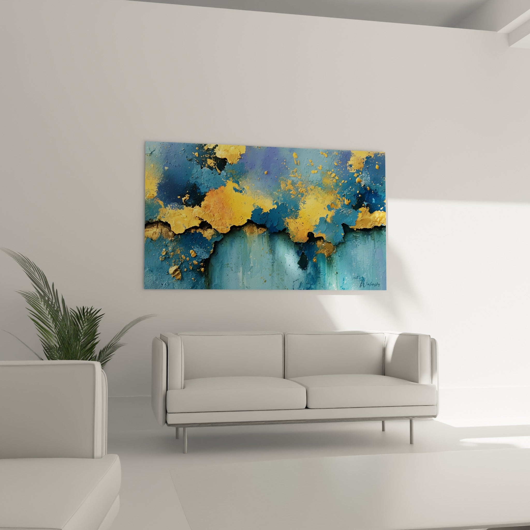 Éclats orangés et dorés percent une surface bleu nuit, œuvre suspendue au-dessus d'un canapé dans un salon lumineux