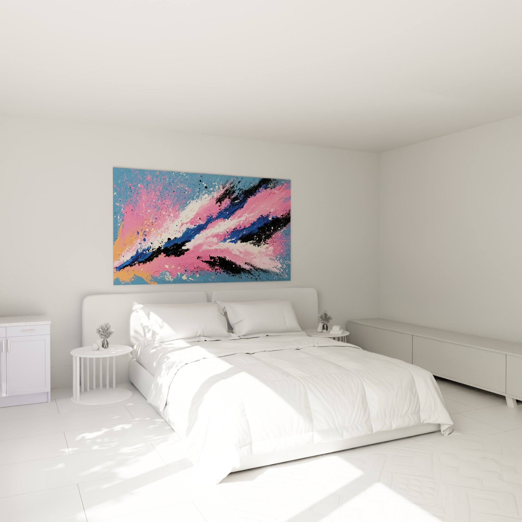 Éclats roses et noirs traversant la toile abstraite, accrochée au-dessus d'un lit dans une chambre claire.