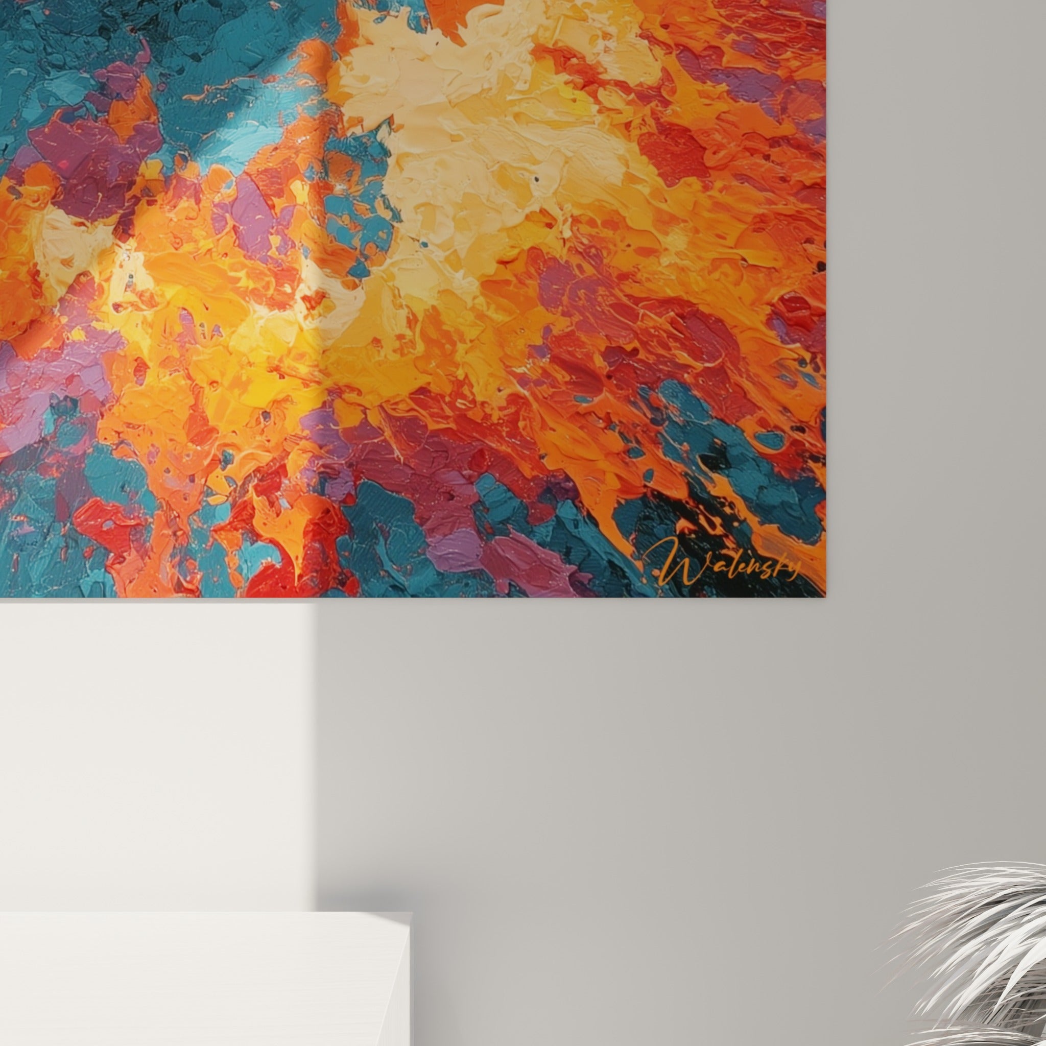 Empâtements épais mêlant orange brûlé, bleu sarcelle et éclats violets sur la toile abstraite