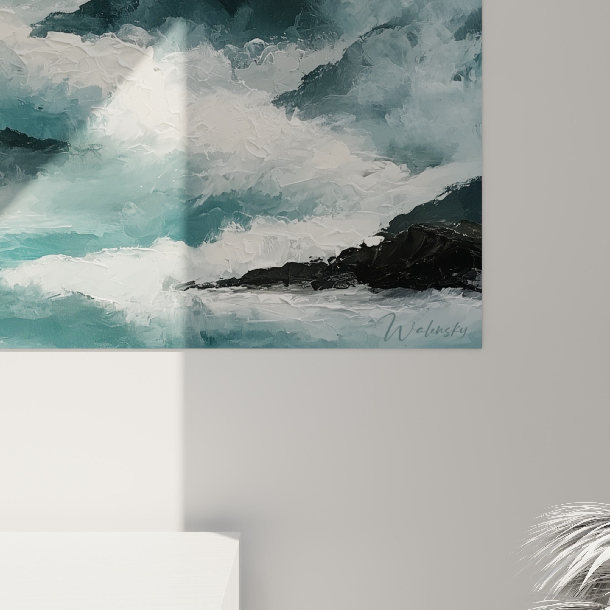 Empâtements épais de bleu sarcelle et coulures dorées révélant la matière picturale de cette vague abstraite