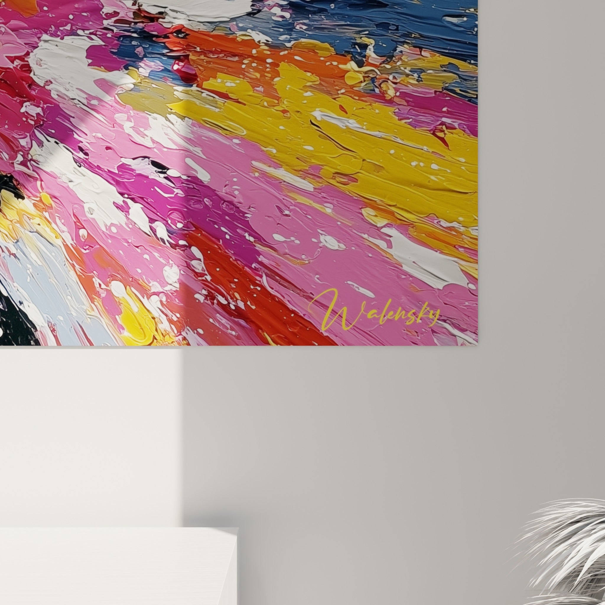 Empâtements épais de peinture rose, dorée et blanche visibles en relief sur cette toile abstraite