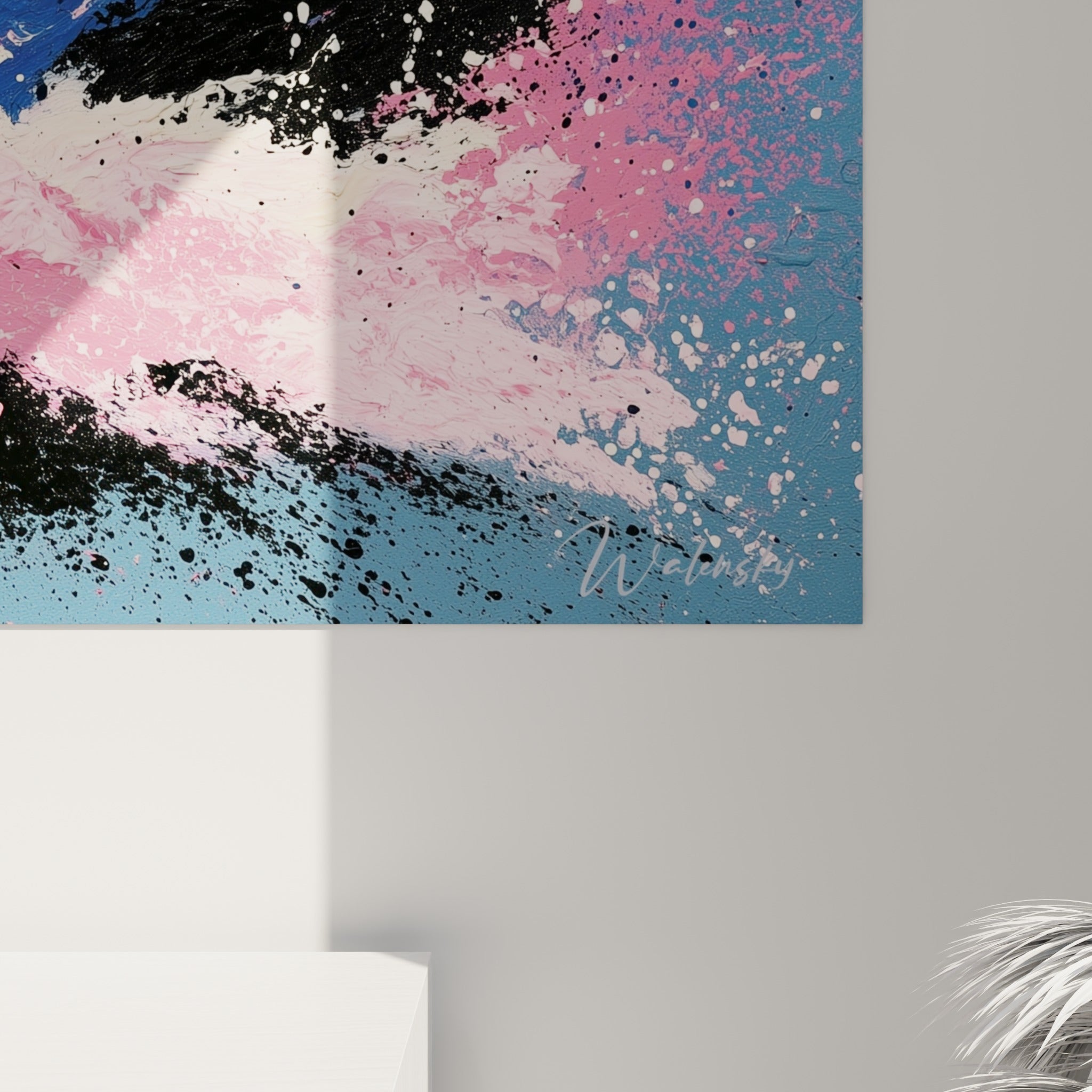 Empâtements épais de peinture rose, blanche et noire révélant le grain et les coulures du tableau abstrait.