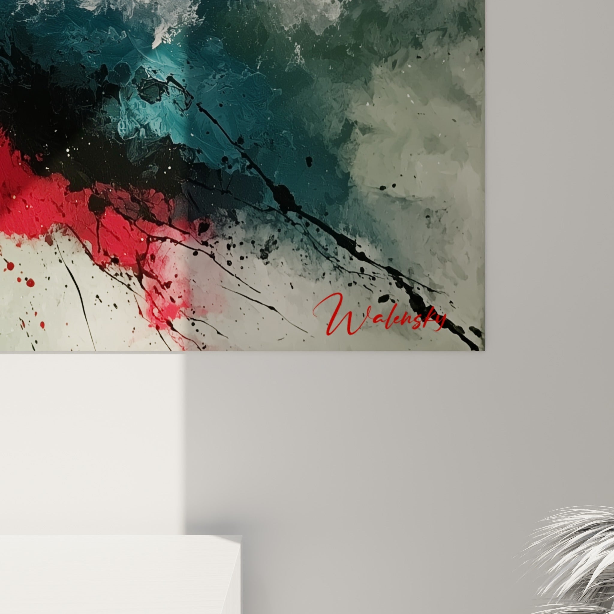 Empâtements et coulures noires visibles de près, où le rouge corail rencontre le bleu pétrole en relief épais