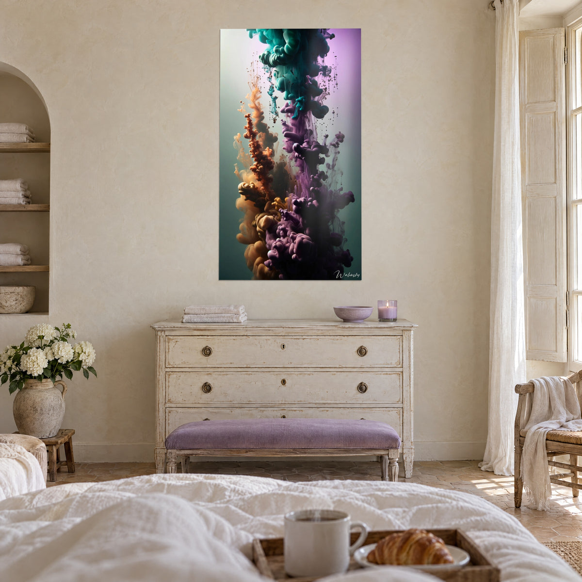 Schilderij met een zuil van gekleurde rook in smaragd en lila, zwevende druppeltjes, boven een bed in een lichte slaapkamer