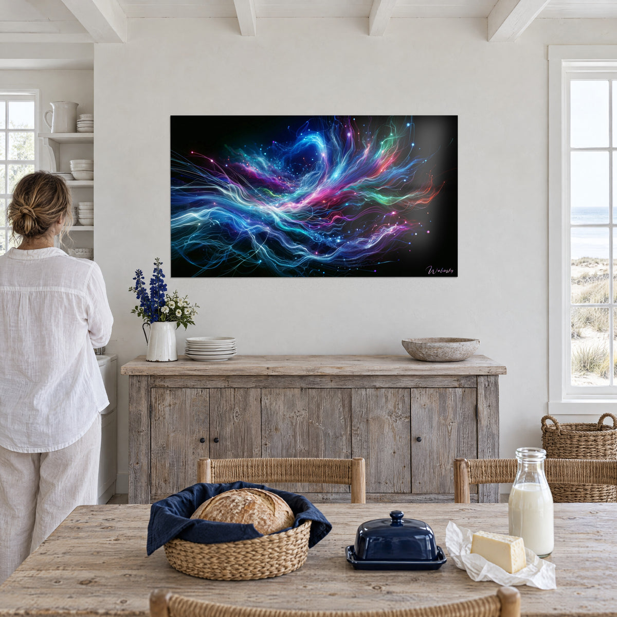 Quadro di pioggia di scintille e correnti cosmiche, viola profondo e arancio ardente, su una parete bianca davanti a una credenza in legno