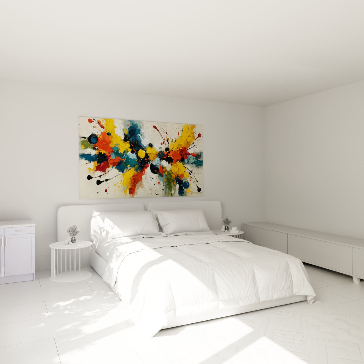 Explosion de jaune doré et rouge terracotta accrochée au-dessus d'un lit dans une chambre claire
