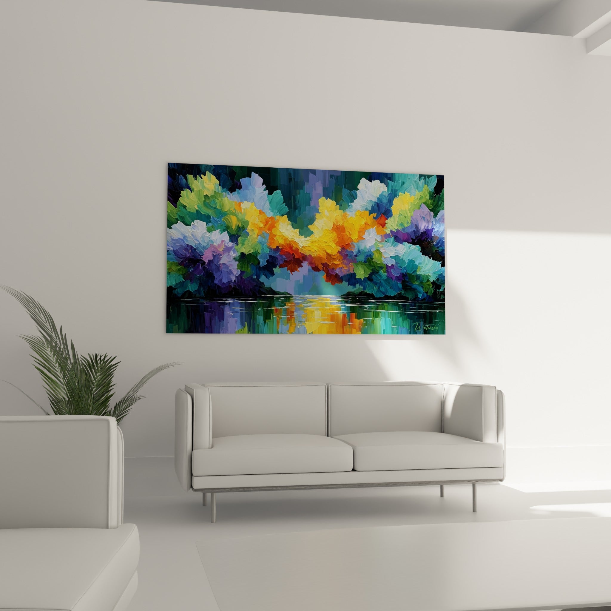 Explosion florale bleu nuit et orangée aux reflets aquatiques, au-dessus d'un canapé dans un salon lumineux