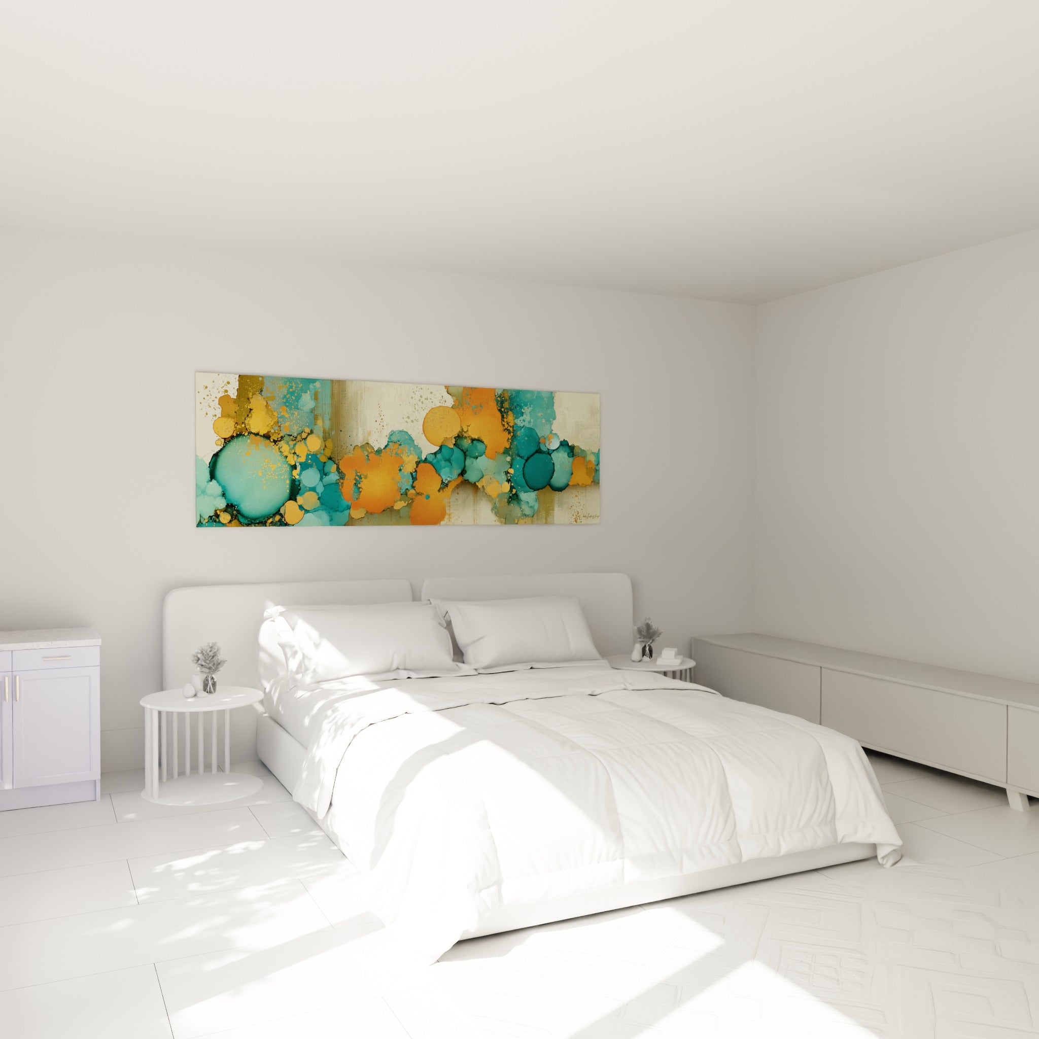 Formes turquoise et orange à l'encre fluide accrochées au-dessus d'un lit dans une chambre claire