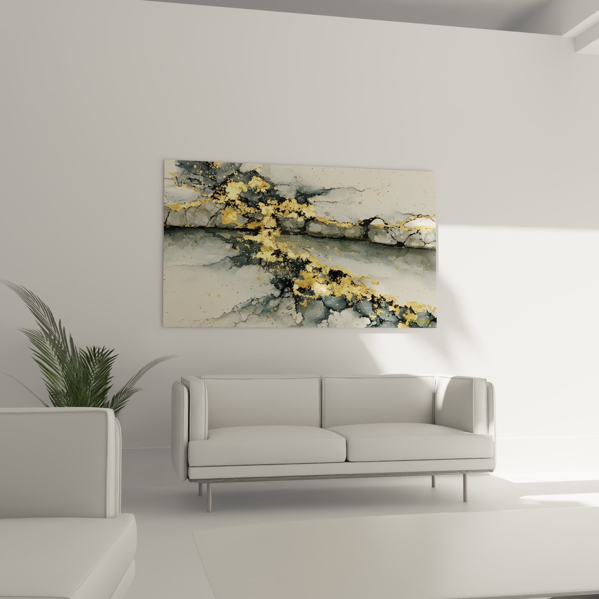 Fracture minérale doré et gris foncé sur toile ivoire, au-dessus d'un canapé dans un salon lumineux
