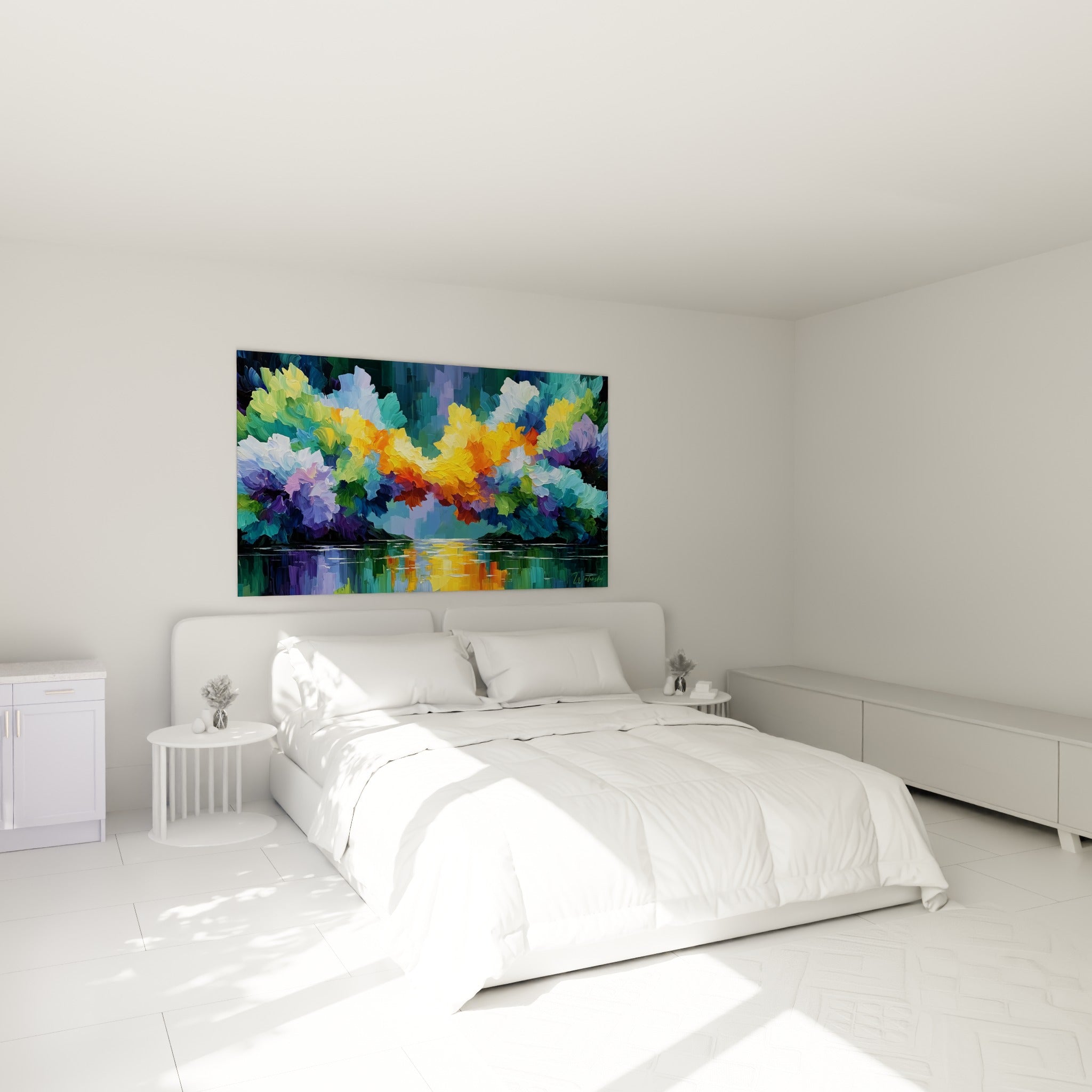 Bouquet végétal doré et violet peint au couteau, accroché au-dessus d'un lit dans une chambre claire