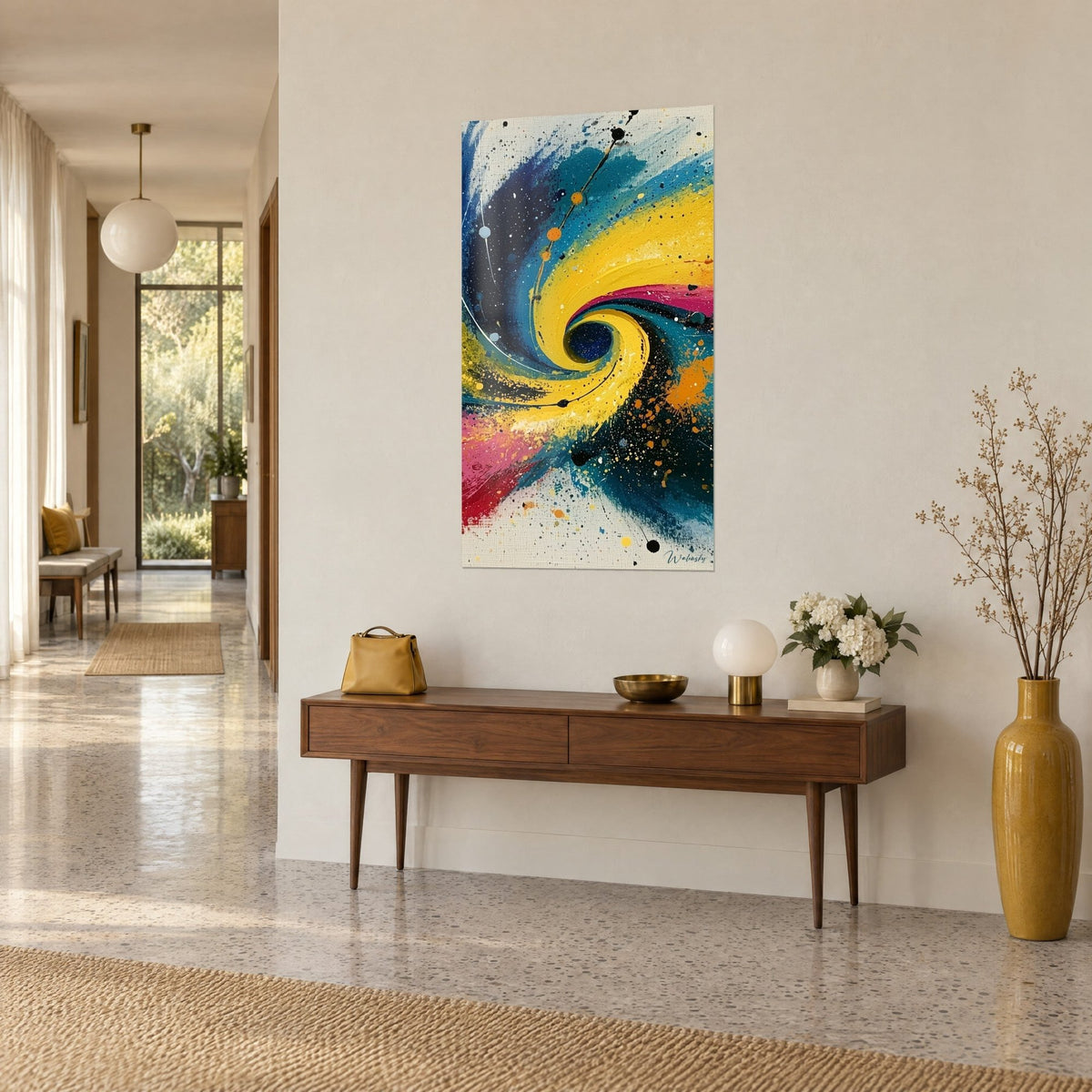 Quadro con turbine di pittura gialla e turchese, macchie nere e rosa, appeso alla parete di un corridoio sopra una console in legno