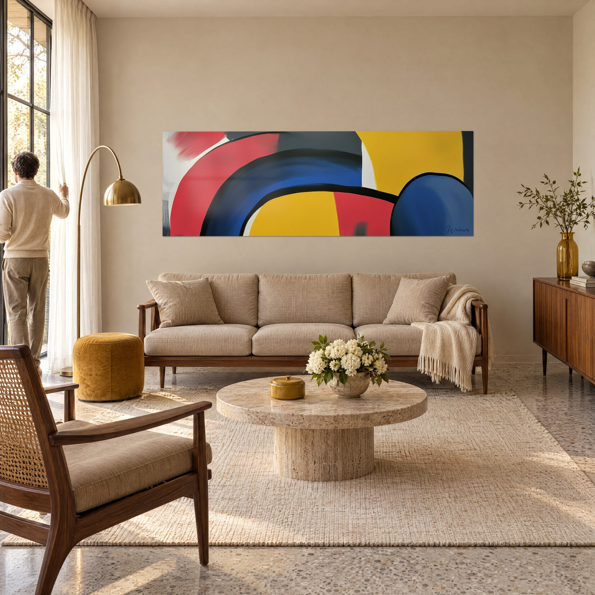 Tableau arches rouges et bleues sur fond jaune moutarde, trait noir épais, un homme de dos, au-dessus d'un canapé dans un salon lumineux