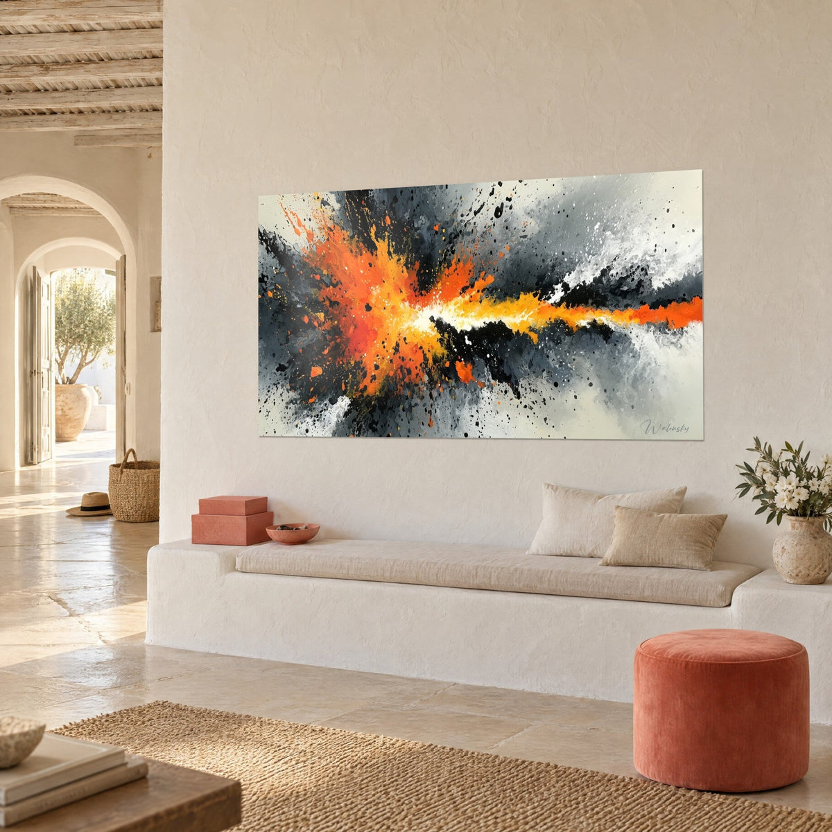 Tableau explosion de peinture flamboyante, traînée horizontale orange et blanche sur noir, mur crépi d'une maison méditerranéenne