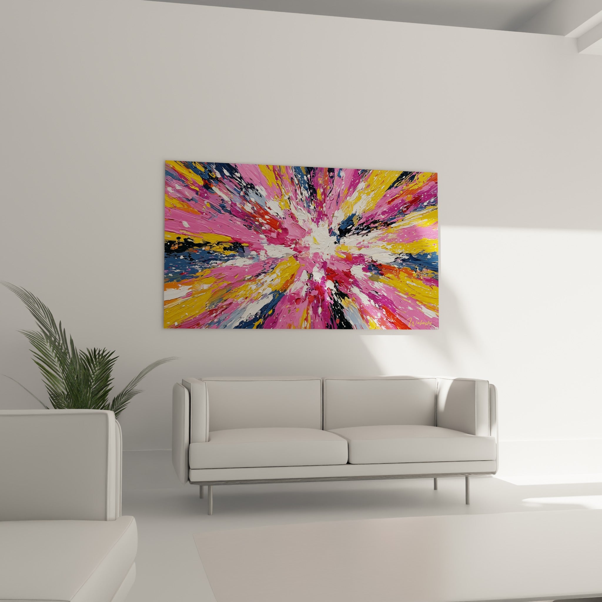 Jaillissement coloré rose et bleu marine d'une œuvre abstraite au-dessus d'un canapé dans un salon lumineux