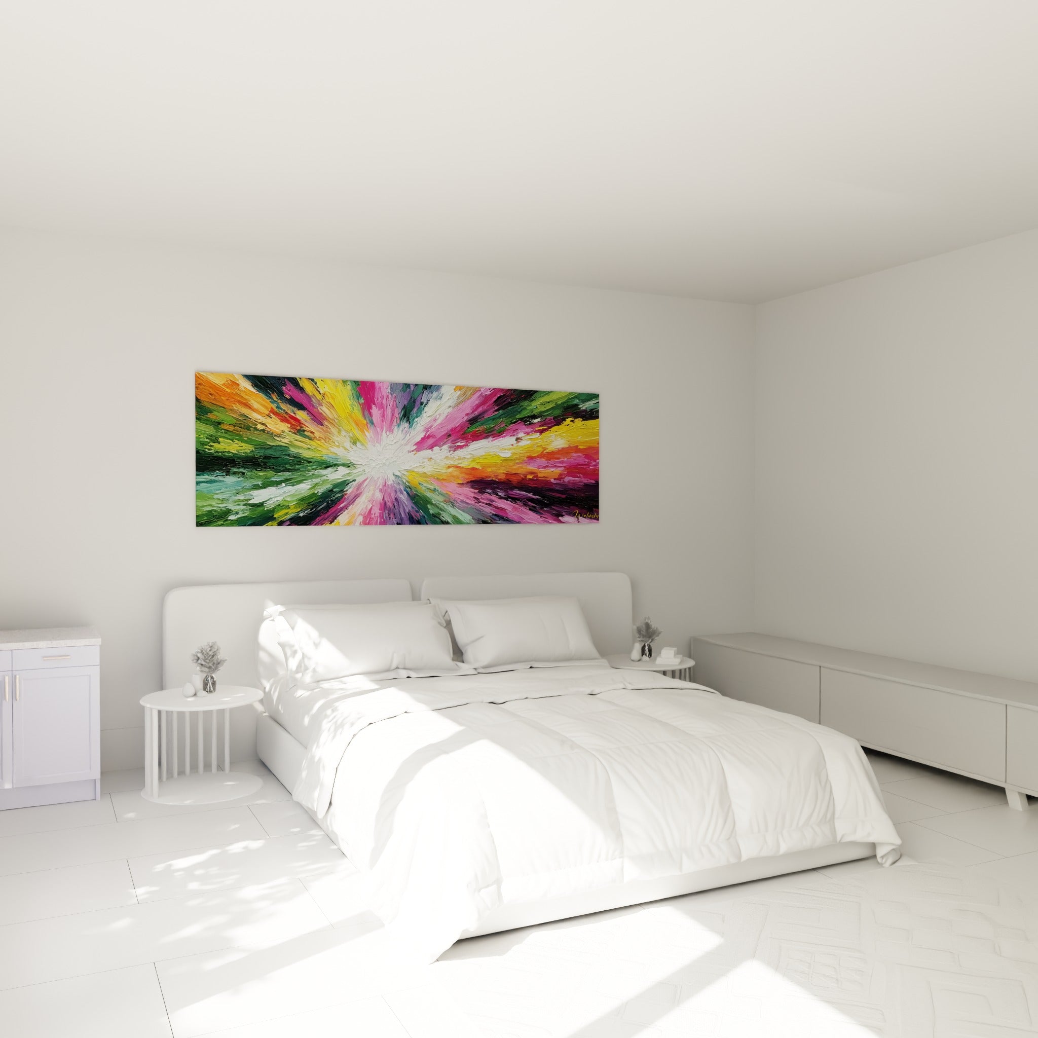 Jaillissement coloré doré et violet accroché au-dessus d'un lit dans une chambre claire
