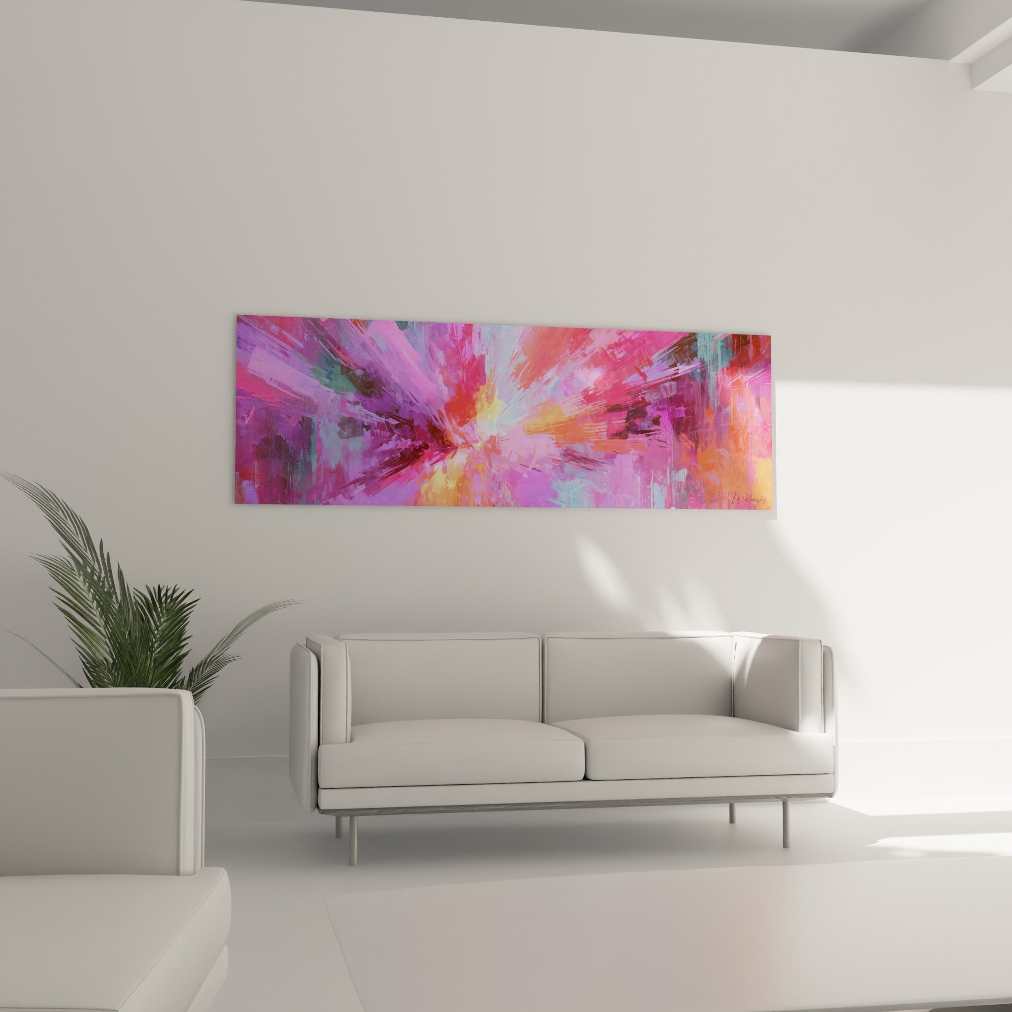 Jaillissement coloré violet et corail, suspendu au-dessus d'un canapé dans un salon lumineux
