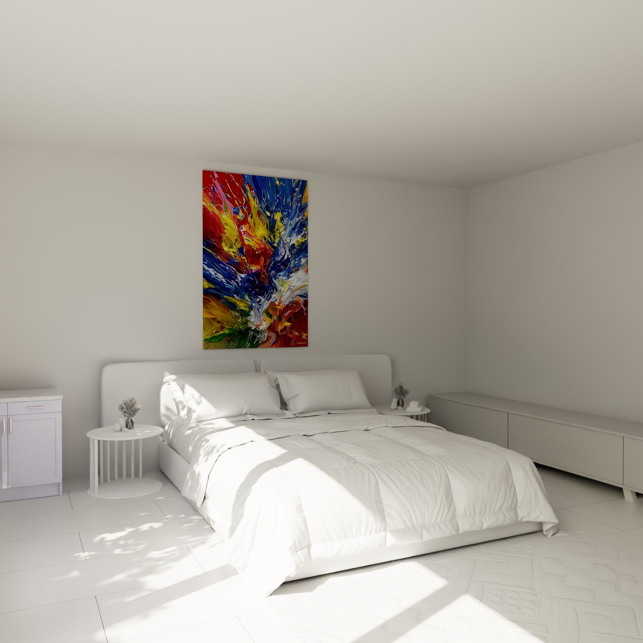 Mouvement coloré rouge et bleu marine accroché au-dessus d'un lit dans une chambre claire