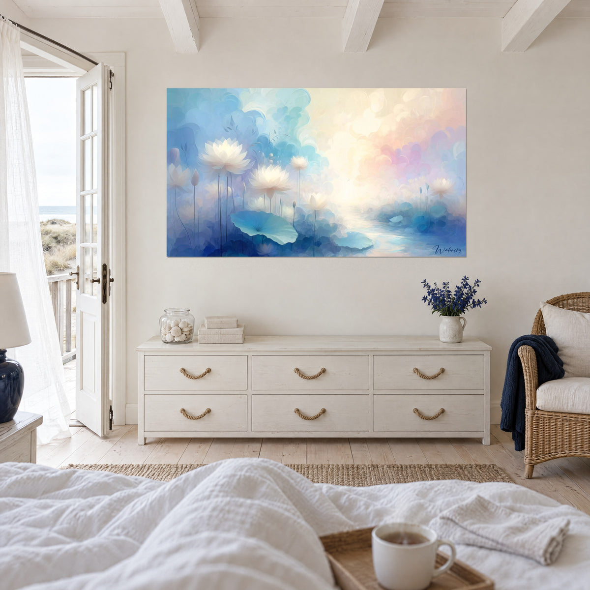 Schilderij van een bloeiende dageraad met ivoorkleurige lotussen, azuurblauwe wolken en poederroze lucht, boven een bed in een lichte slaapkamer