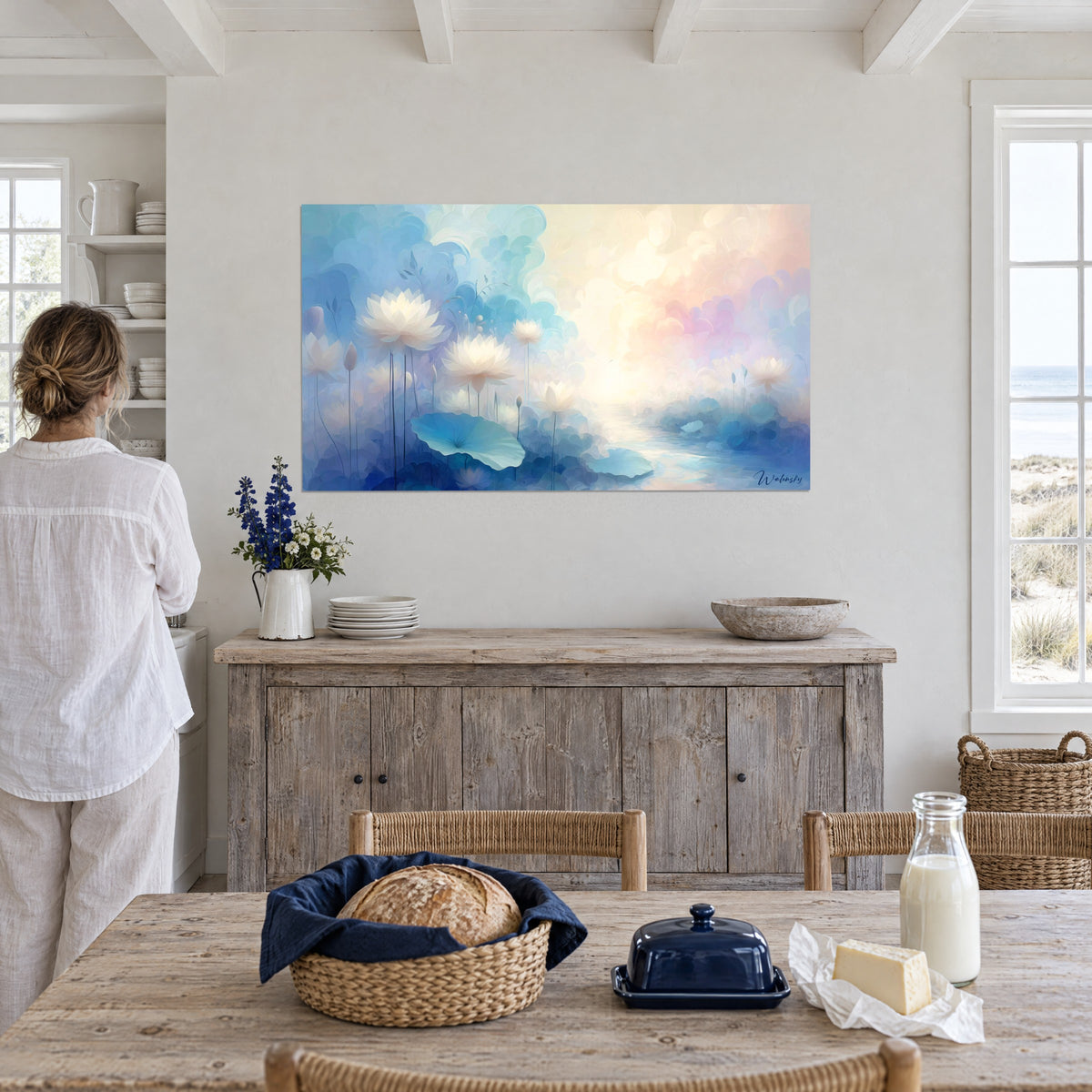 Schilderij van een lotusbloei in turquoise en roze nevel boven een gouden rivier, bekeken door een vrouw van achteren naast een dressoir