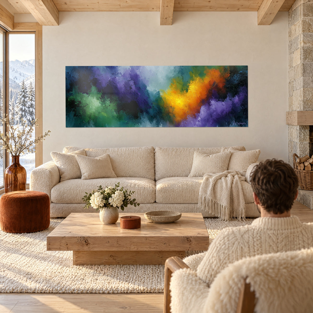 Gemälde Nebelwolke in Violett mit orangefarbenen und gelben Schwüngen, zwei Personen von hinten, über einem Sofa in einem hellen Wohnzimmer