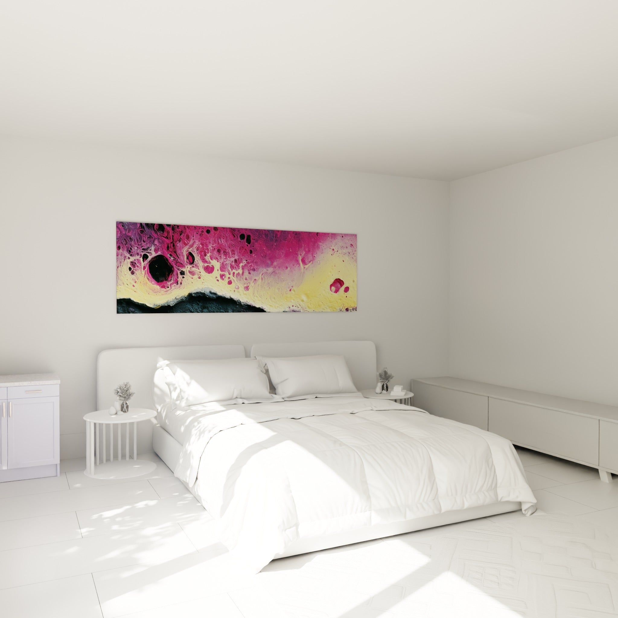 Composition magenta et noire aux cellules organiques, accrochée au-dessus d'un lit dans une chambre claire