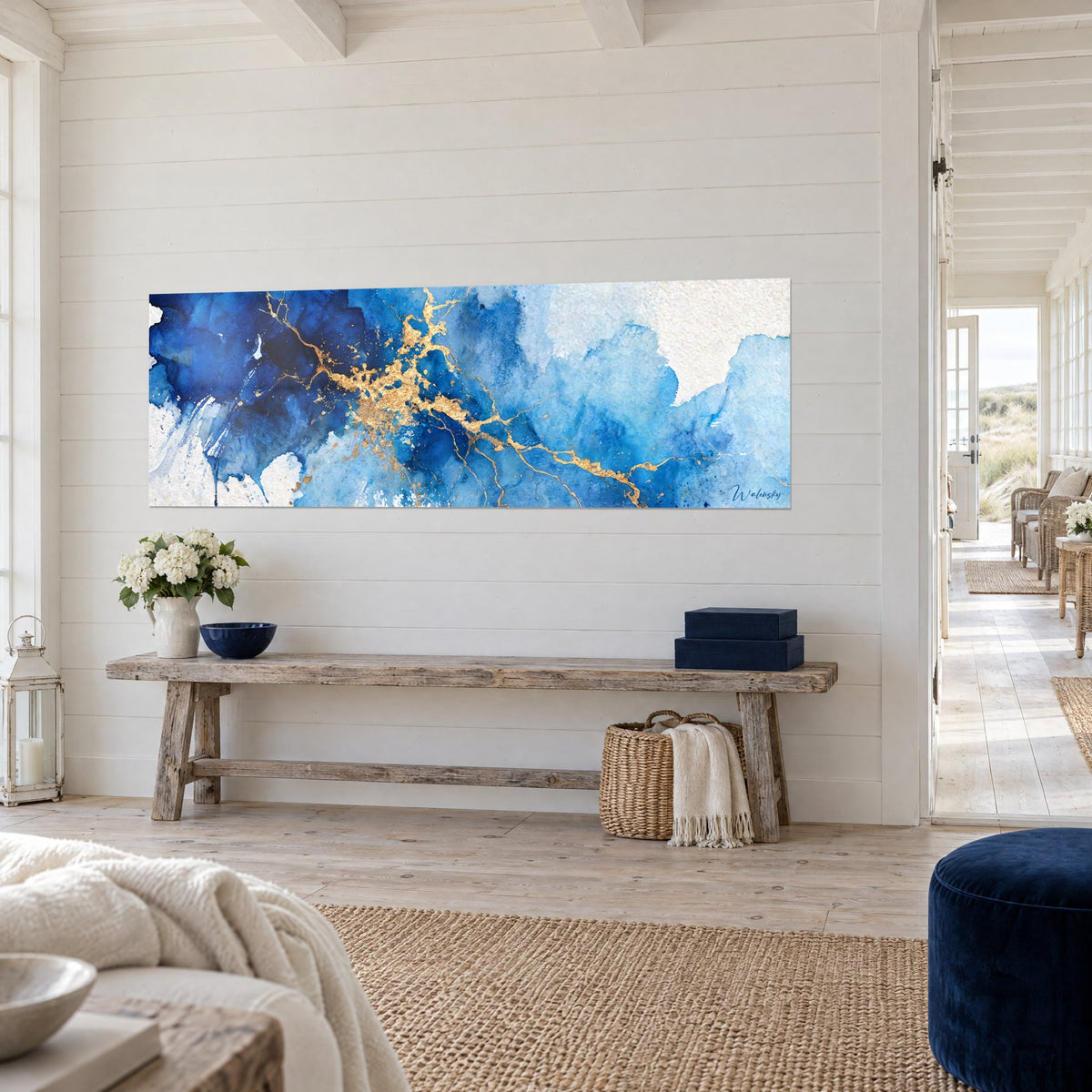 Tableau fracturé d'or zigzaguant dans l'aquarelle bleu marine et ciel, vue de trois-quarts sur un mur en lambris blanc