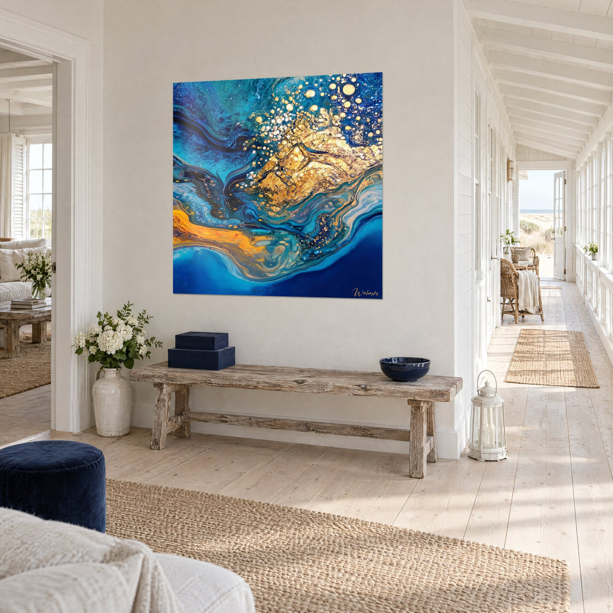 Tableau faille céleste aux volutes saphir, nappe d'or craquelée et coulée orange, au bout d'un couloir en vue de trois-quarts