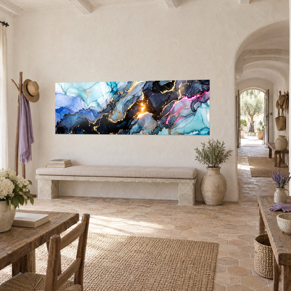Tableau encre fluide noire et azur zébrée de filets dorés, accrochée en trois-quarts dans un couloir de mas provençal