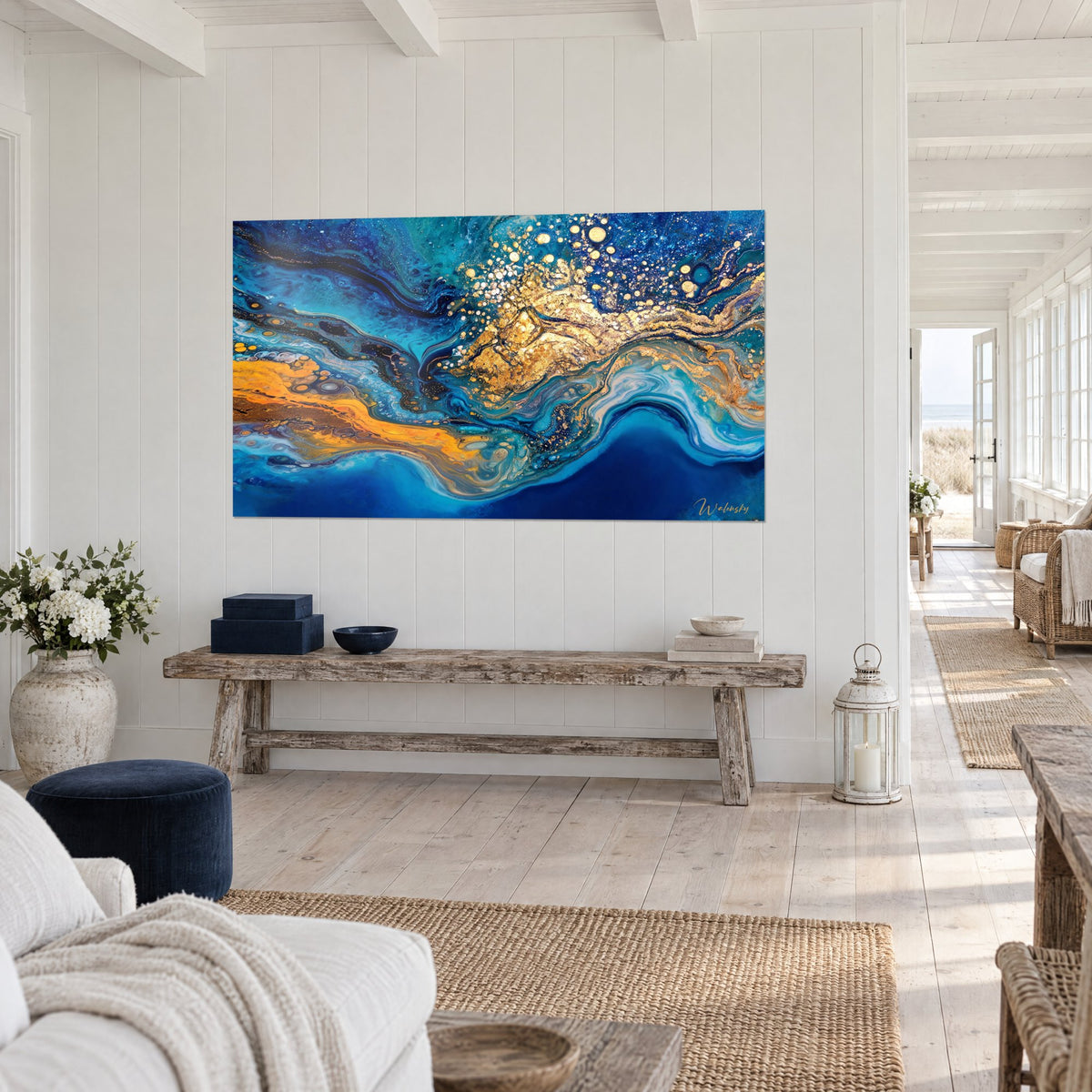 Tableau nuage de paillettes dorées sur ondes turquoise et ocre, vue de trois-quarts au-dessus d'un banc en bois brut