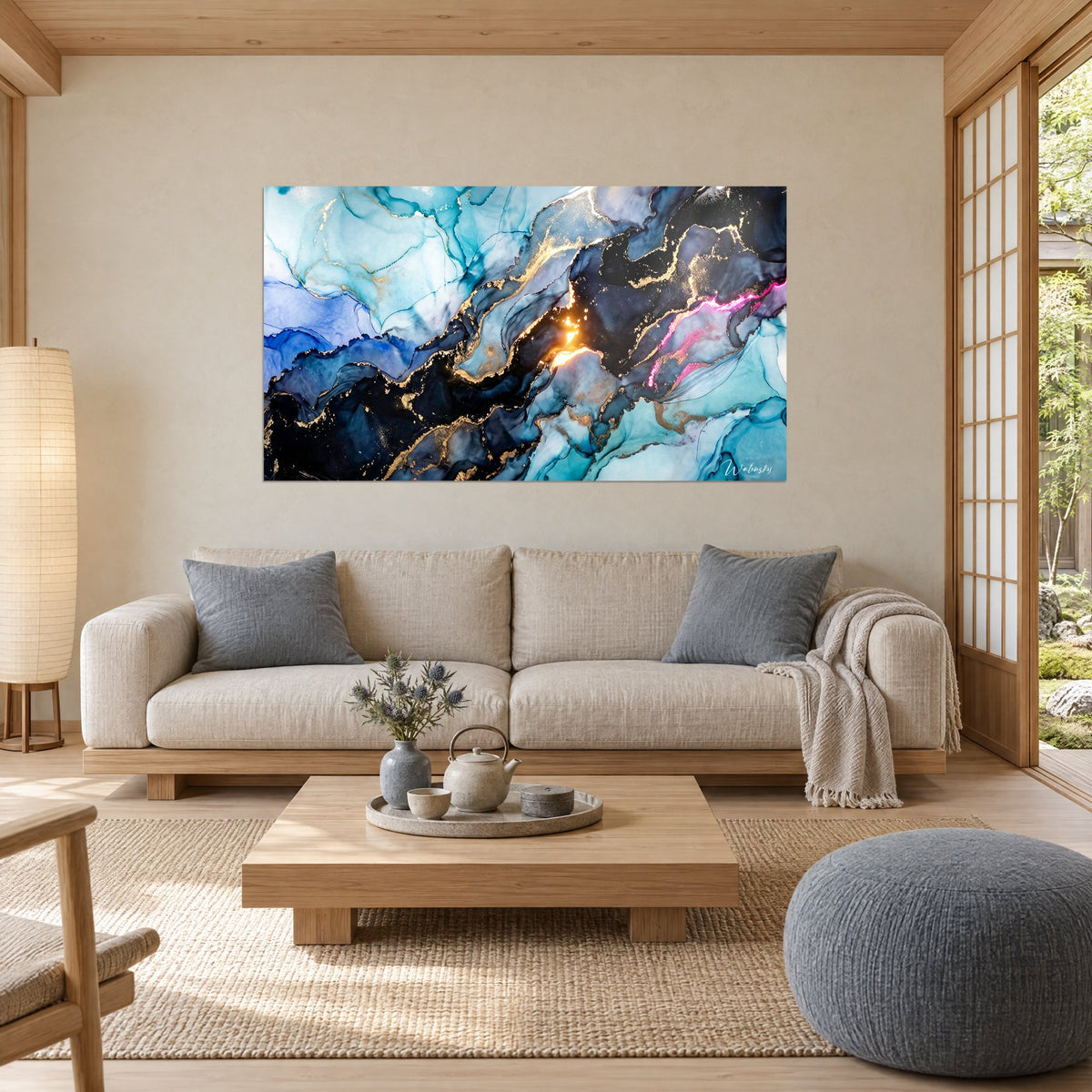 Tableau marbrures encre bleu nuit et turquoise veinées d'or, lueur orangée centrale, au-dessus d'un canapé dans un salon lumineux