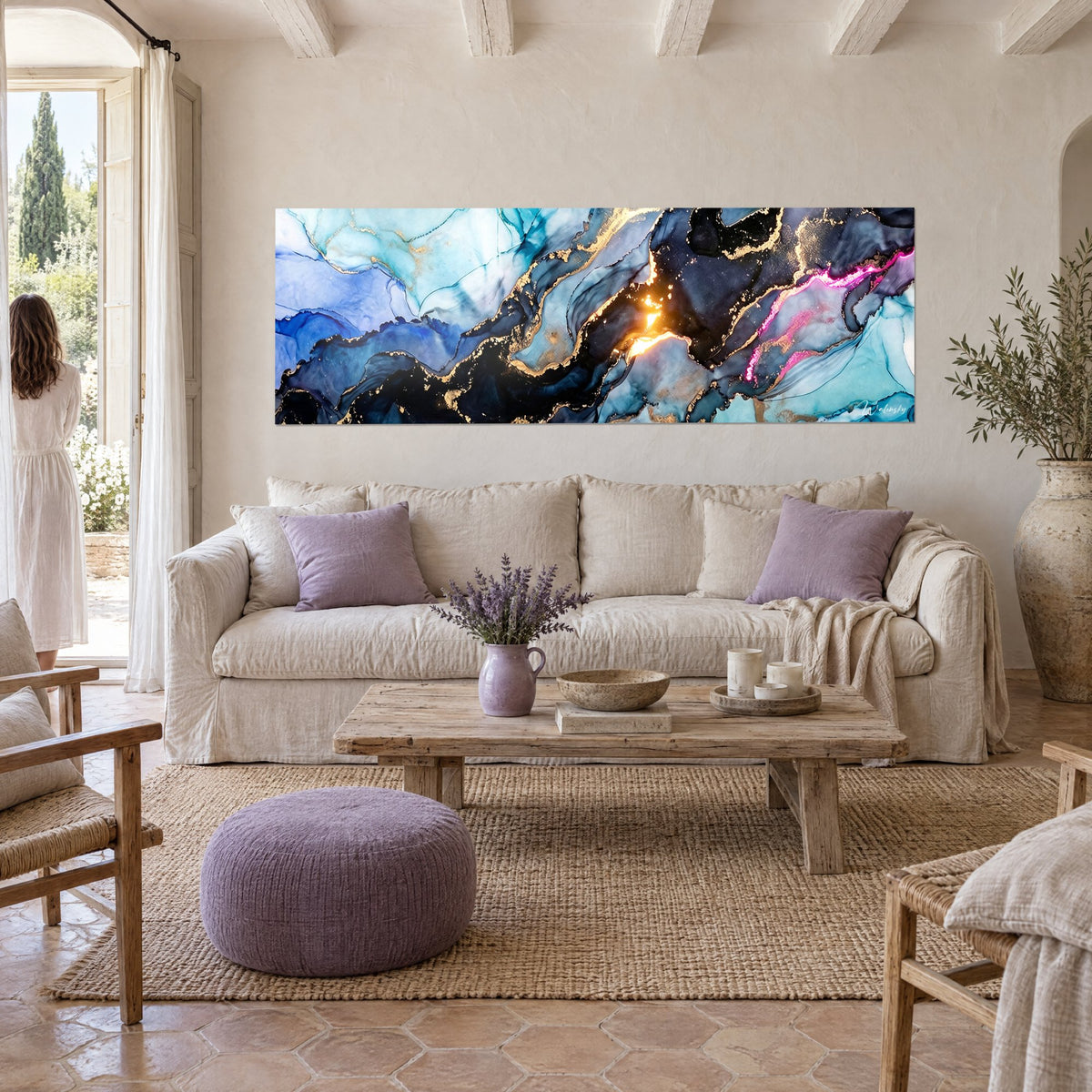 Tableau marbrures bleu nuit et turquoise veinées d'or, une femme de dos, au-dessus d'un canapé dans un salon lumineux