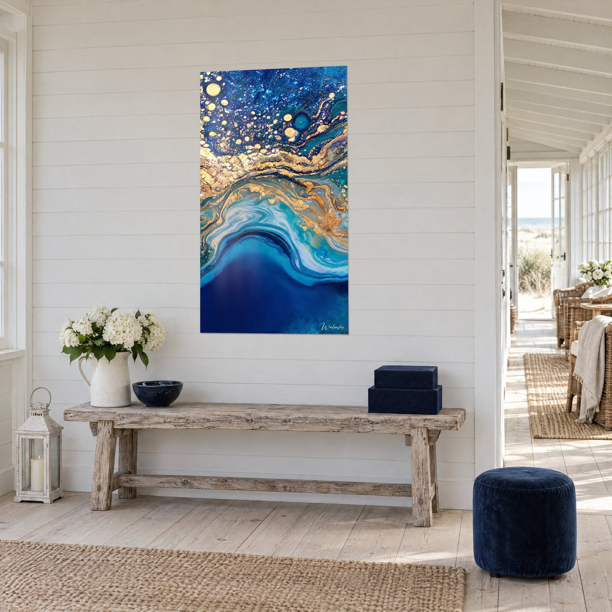 Tableau voûte étoilée minérale, flots turquoise et nacre sous des paillettes dorées, mur lambrissé blanc, vue de trois-quarts