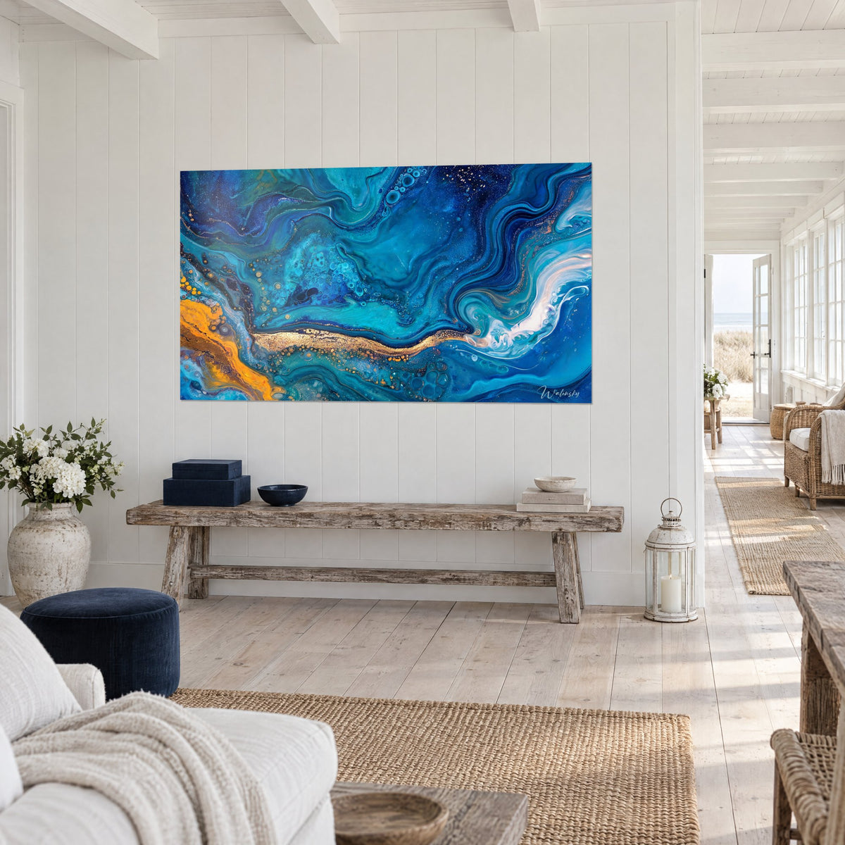 Tableau courant d'acrylique saphir et cyan, nappe ocre à gauche, accroché sur un mur à lattes blanches, maison de bord de mer