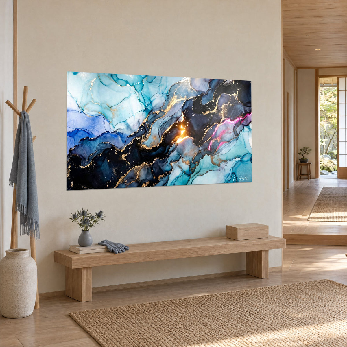 Tableau coulées d'encre azur et noir profond, filet rose fuchsia et éclats dorés, vu de trois-quarts sur un mur beige