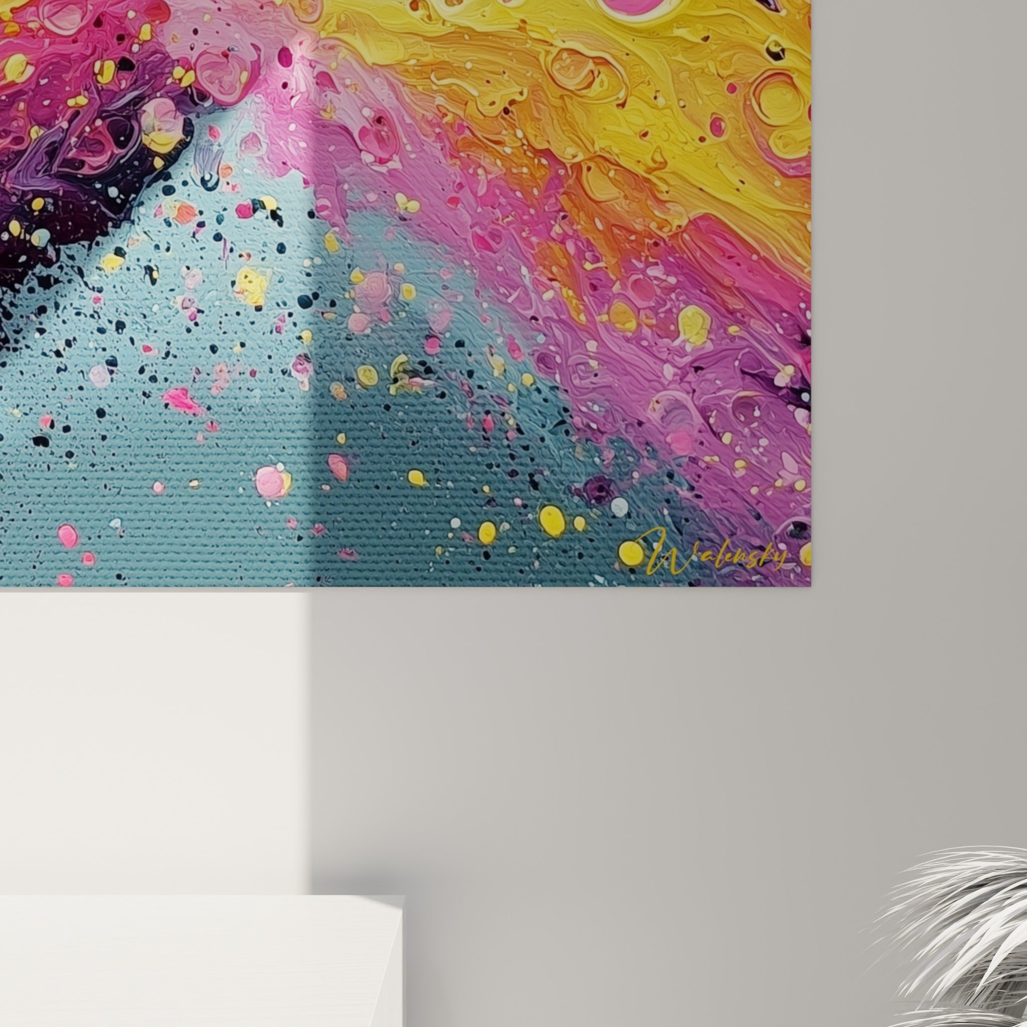 Empâtements et bulles de peinture rose, jaune et bleu ardoise révélant la matière épaisse de la toile