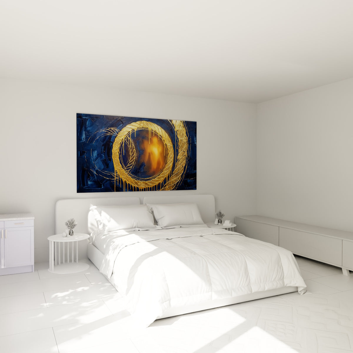 Cercle doré et coulures dorées sur bleu marine profond, tableau accroché au-dessus d'un lit dans une chambre claire