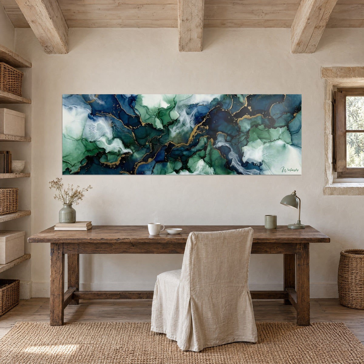 Tableau remous d'alcool ink bleu profond et vert eau, veines dorées, au-dessus d'un bureau en bois brut