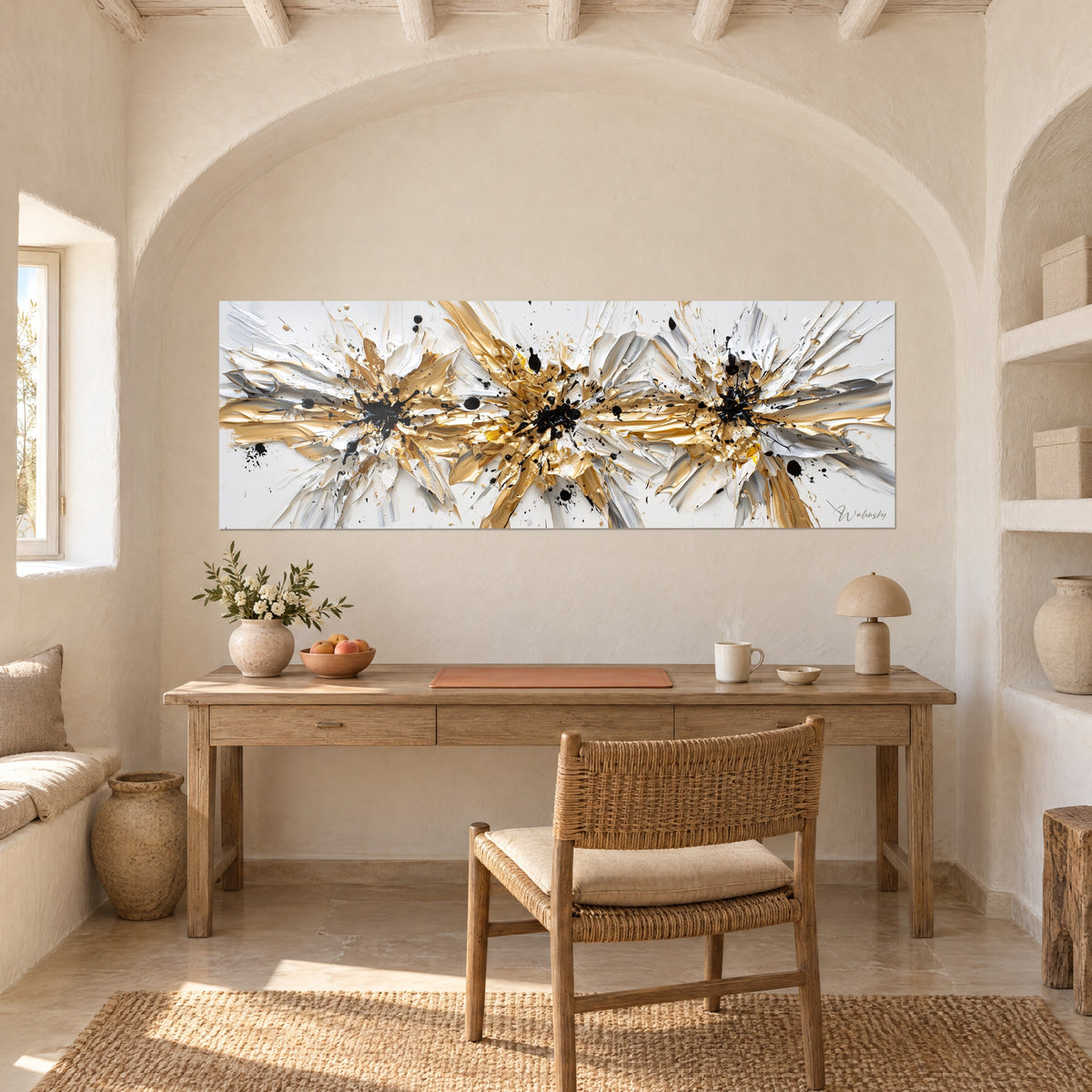 Schilderij abstract in goud, ivoor en zwart impasto, panoramisch formaat, in een gewelfde nis boven een houten bureau