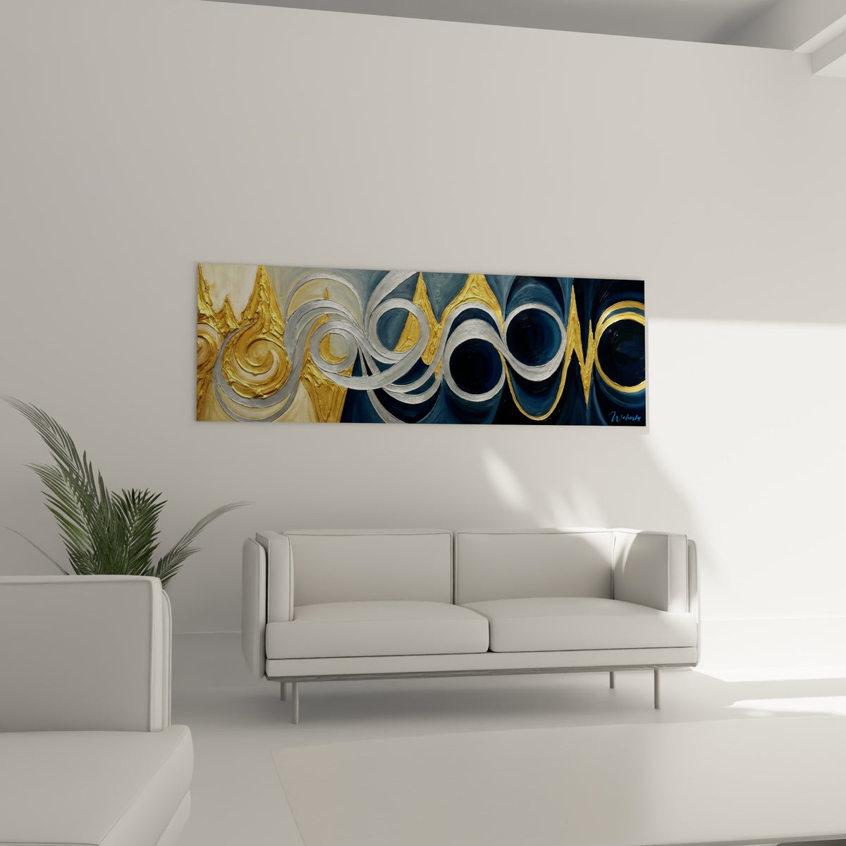Courbes dorées et bleu marine en mouvement, tableau abstrait moderne au-dessus d'un canapé dans un salon lumineux.