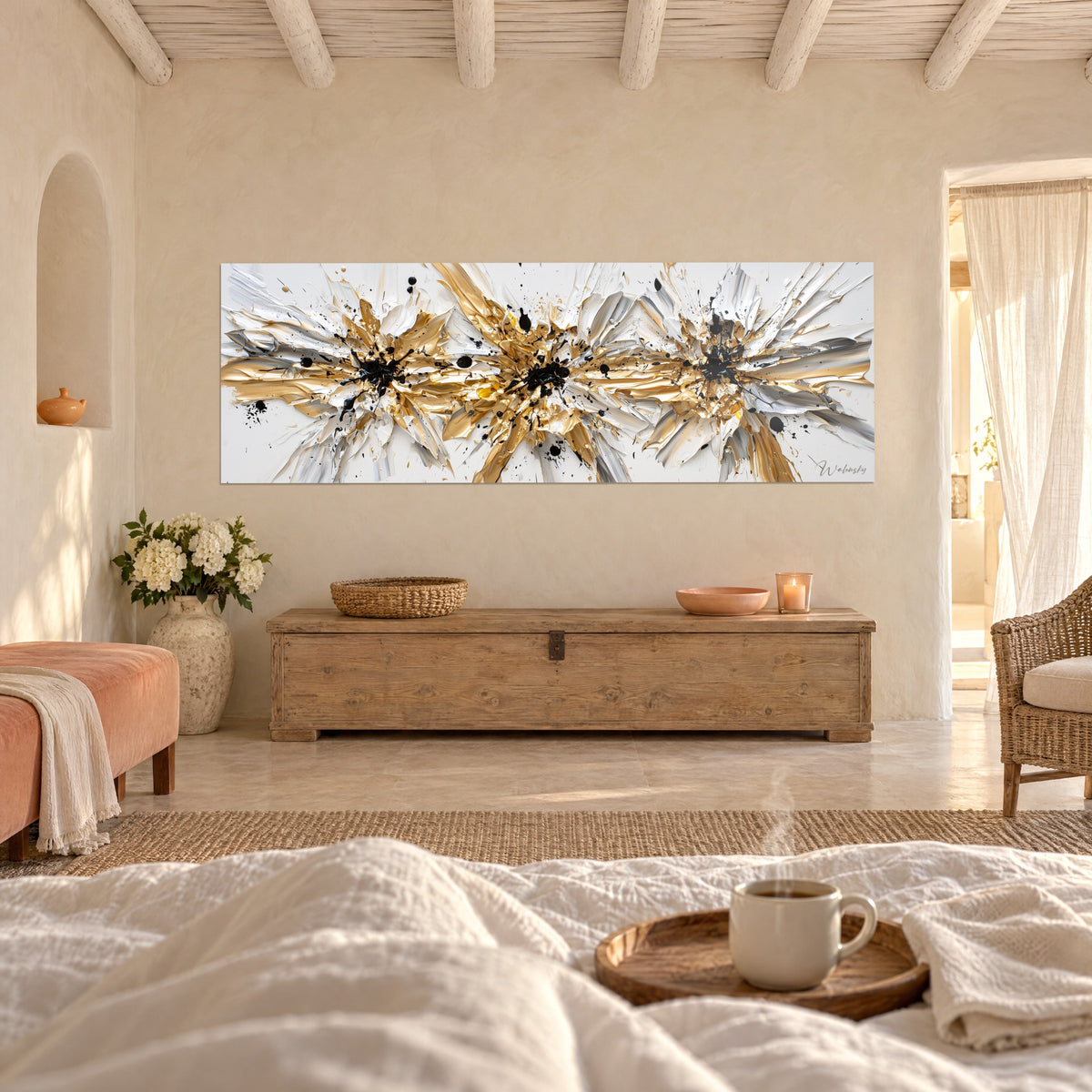 Schilderij drie abstracte bloemen in goud en zilver met het paletmes, zwarte druppels, boven een bed in een lichte slaapkamer