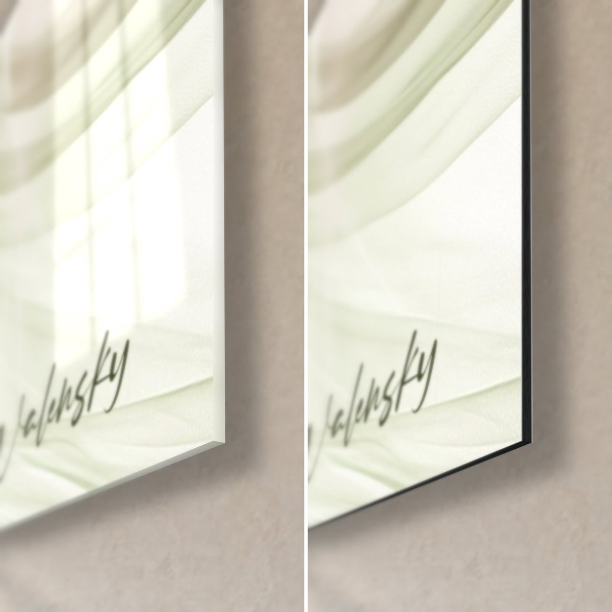 Tableau rubans fluides vert olive et blanc, coin bas droit : verre acrylique brillant à gauche, alu Dibond mat à droite