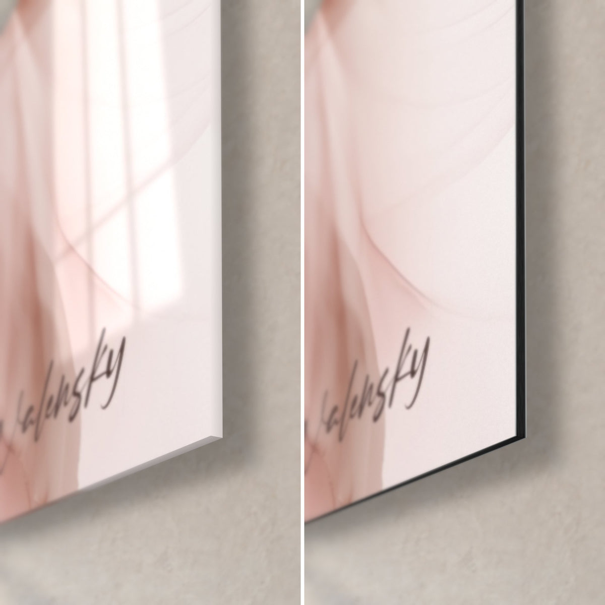 Quadro fiore vaporoso rosa cipria, firma Walensky nera, vetro acrilico lucido e alluminio Dibond nero opaco, spessore 3 mm
