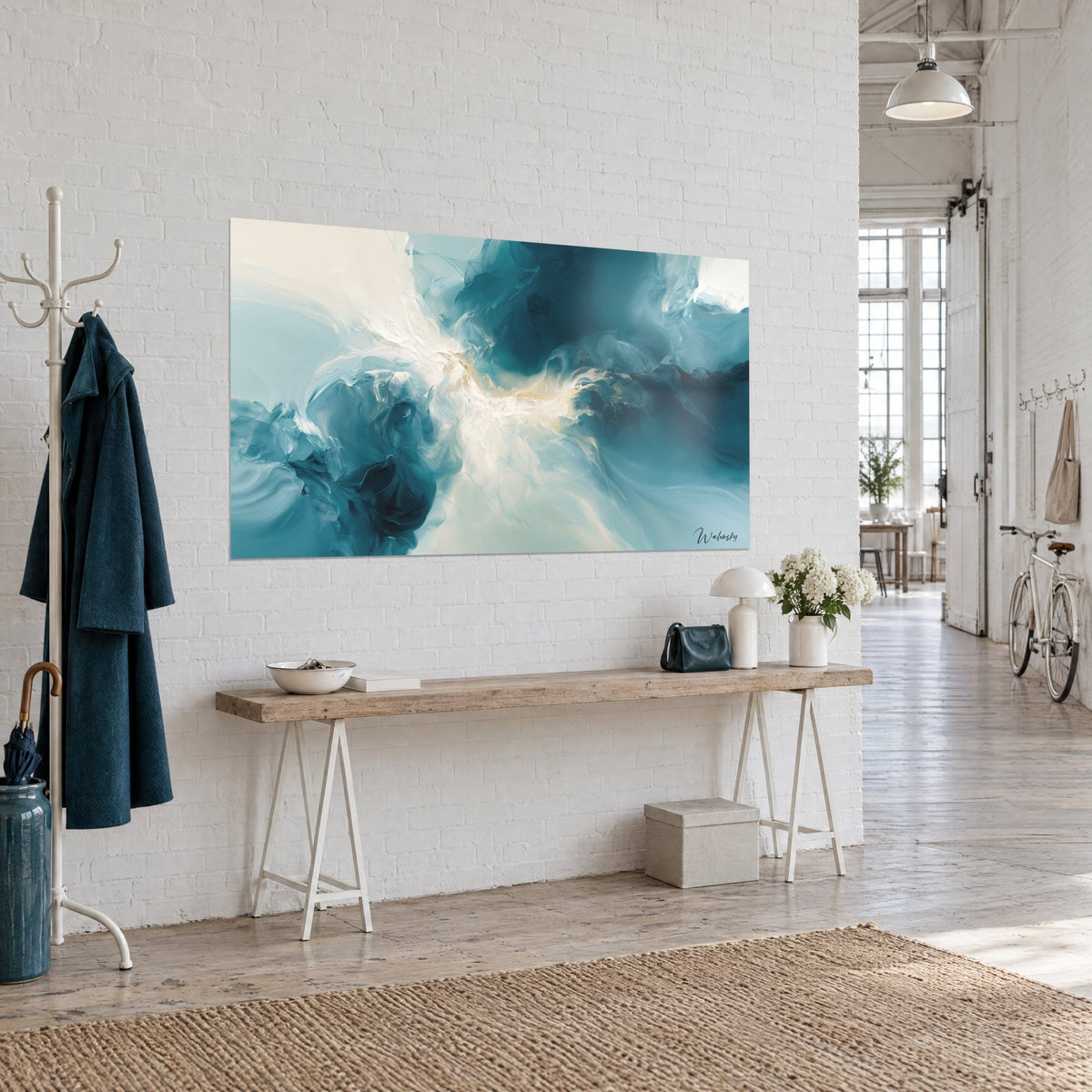 Tableau abstraction océanique aux volutes turquoise et blanc cassé, accrochée près d'une console en bois, loft d'artiste