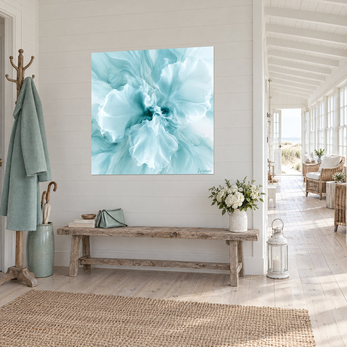 Tableau corolle vaporeuse en turquoise et blanc nacré aux volutes d'encre, vue de trois-quarts, maison de bord de mer