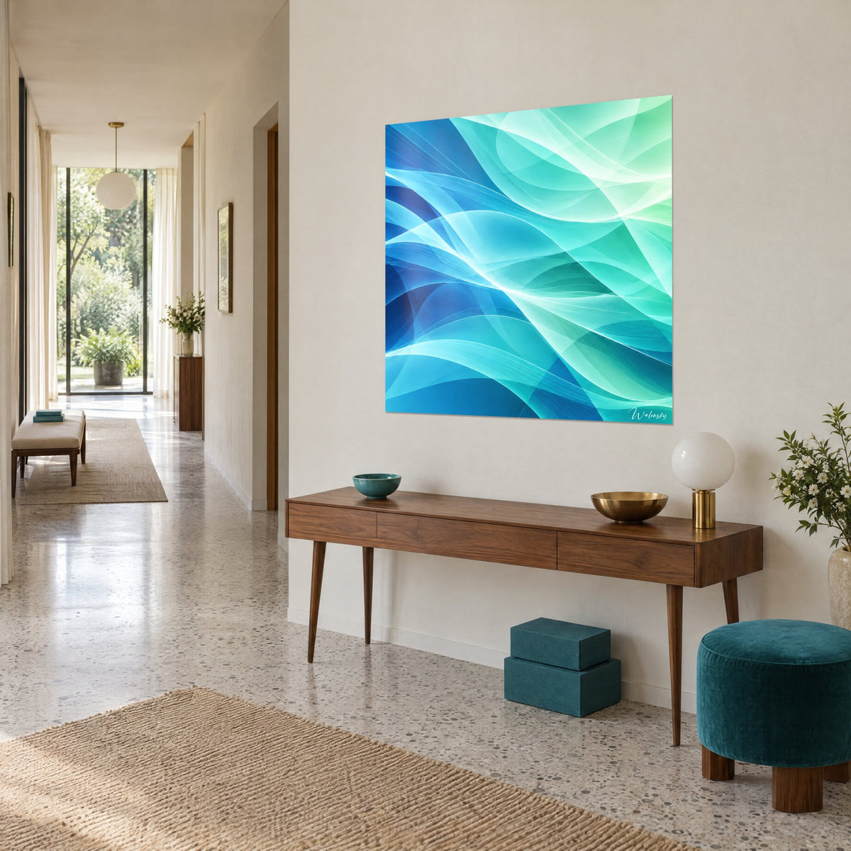 Tableau courbes de soie bleu cobalt et vert pâle, vu de trois-quarts au-dessus d'une console en bois, couloir clair
