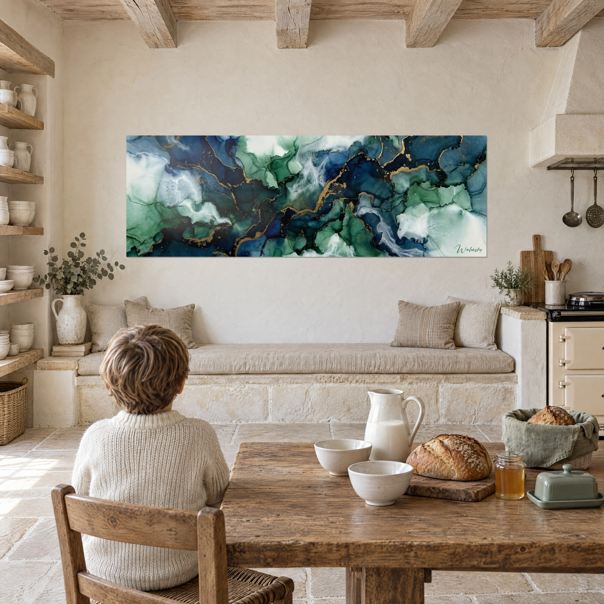 Tableau fluides abstraits bleu pétrole et vert menthe, liserés d'or, face à une table de cuisine en bois
