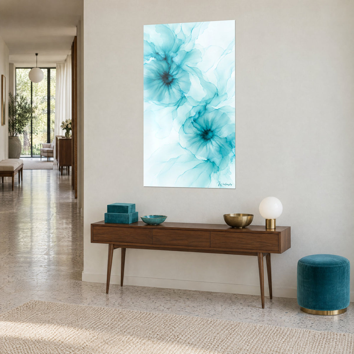 Tableau double éclosion translucide en turquoise et blanc, vu de trois quarts sur une console en bois, couloir lumineux