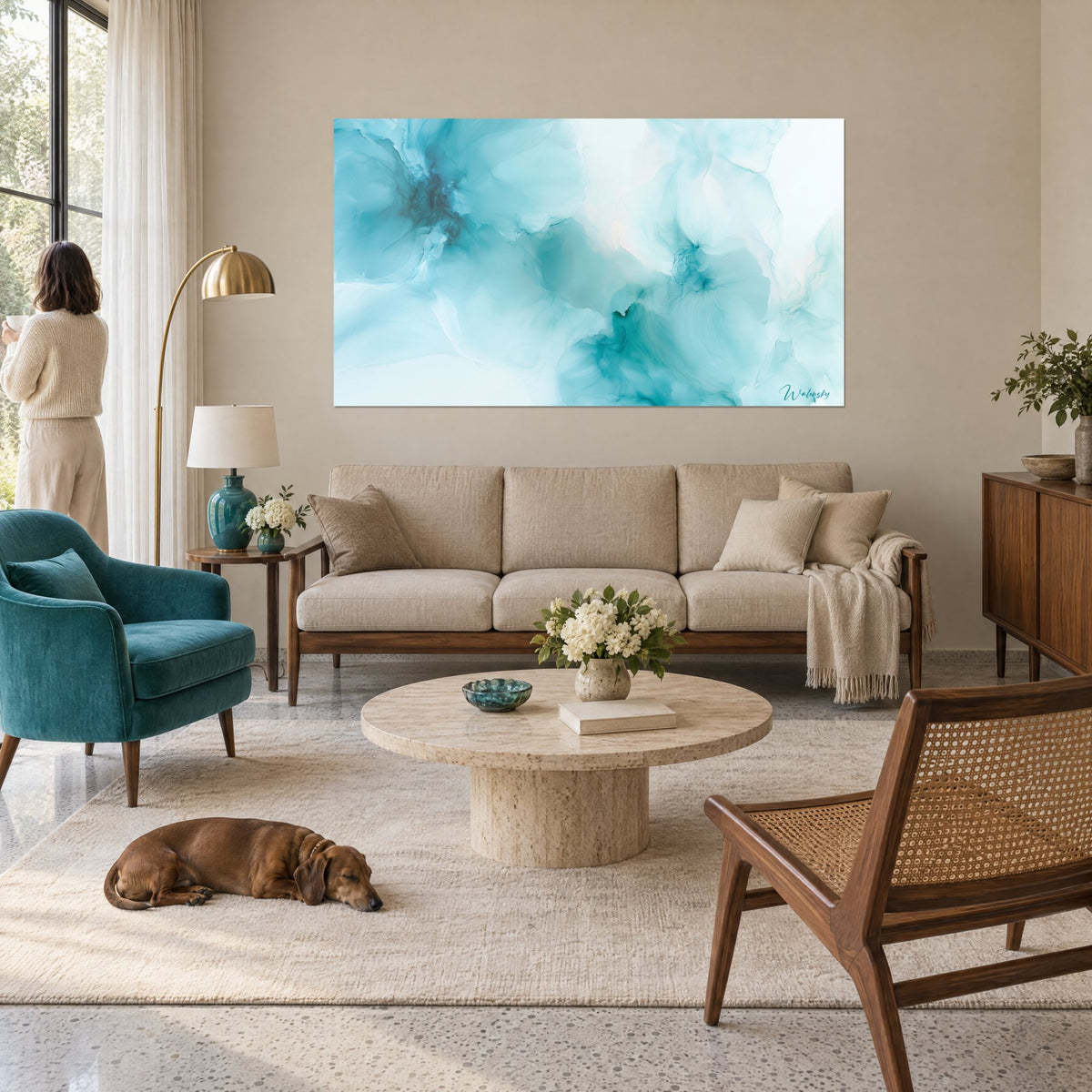 Tableau nuage d'encre turquoise et blanc diaphane, corolles floues vers le bleu canard, au-dessus d'un canapé dans un salon lumineux