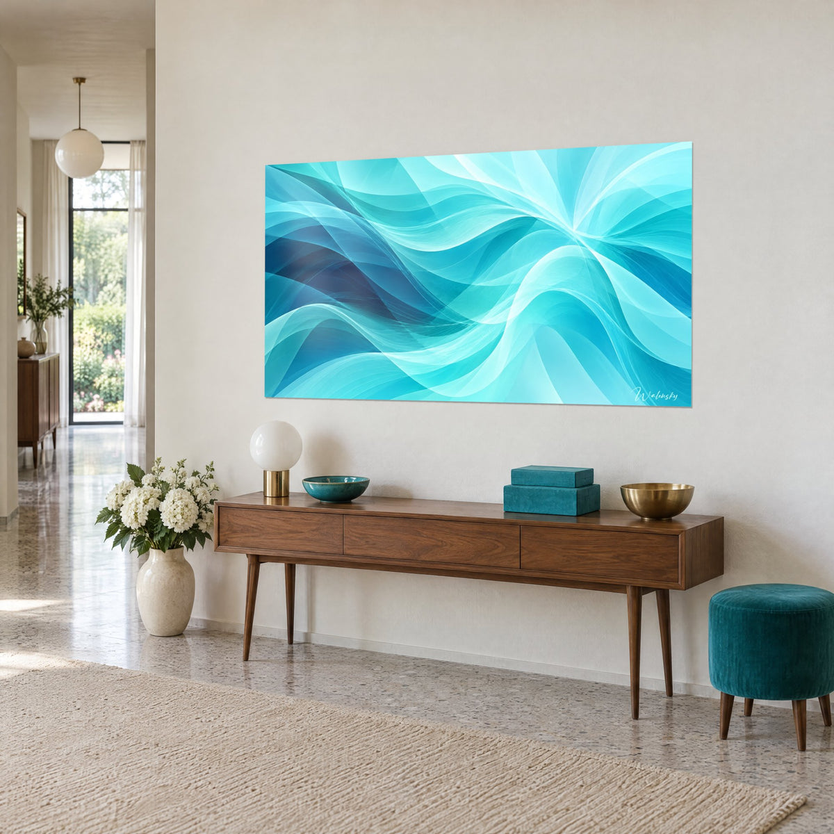 Tableau éventail de voiles translucides cyan et bleu pétrole sur un mur crème, près d'une console en bois et d'un pouf